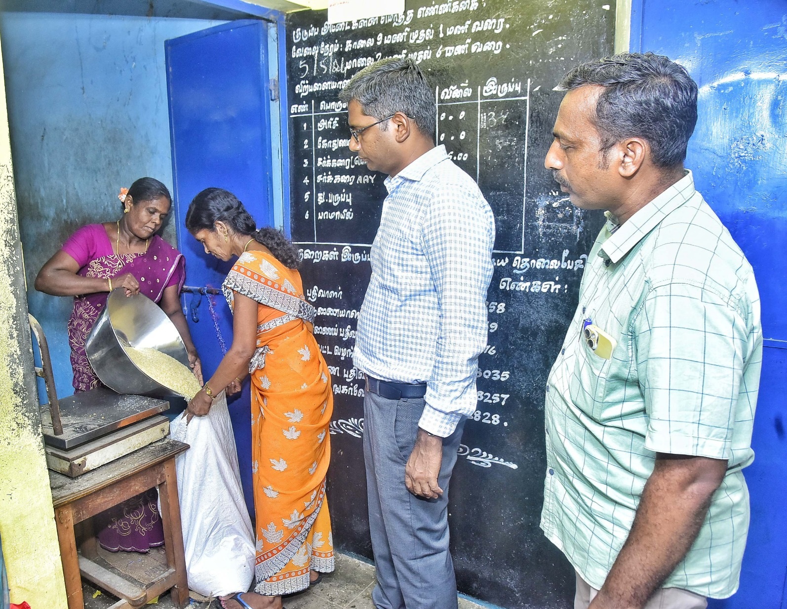 நியாயவிலை கடைகளில் மாவட்ட ஆட்சியாளர் ஸ்ரீதர் ஆய்வு