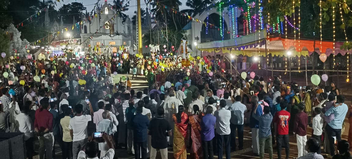 காரங்காடு புனித ஞானப்பிரகாசியார் ஆலய திருவிழா கொடியேற்றத்துடன் கோலாகலமாக துவங்கியது. 21 ம் தேதி அன்பின் விருந்து