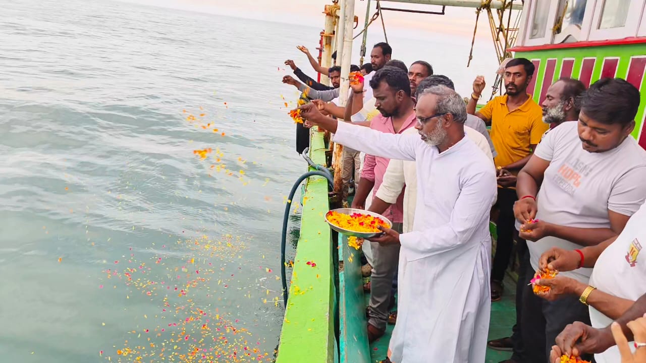 குளச்சல் ஆழ்கடலில்  விசைப்படகில்உலக மீனவர் தினம் கொண்டாட்டம்