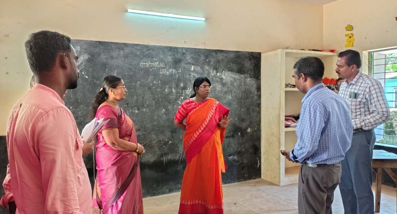 வாக்குச்சாவடி மையங்கள் ஆய்வு