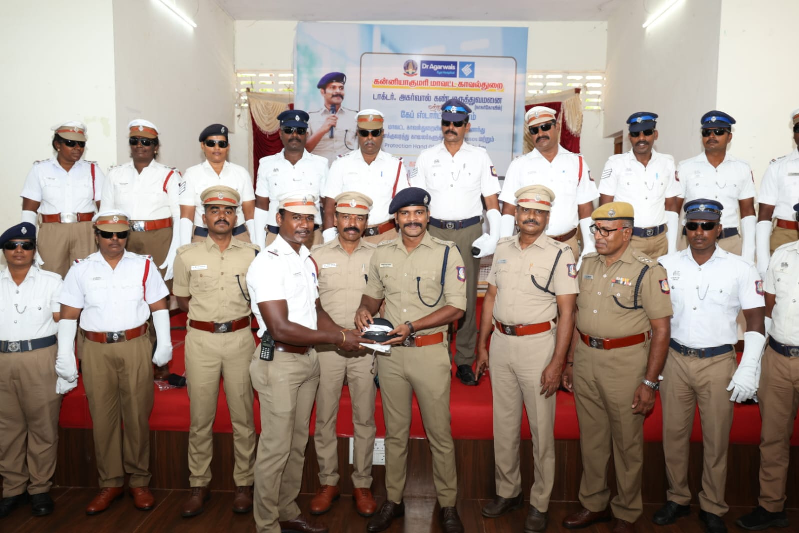 கன்னியாகுமரி மாவட்டத்தில் போக்குவரத்து காவலர்களும் குளிரூட்டும் கண் கண்ணாடி வழங்கல்